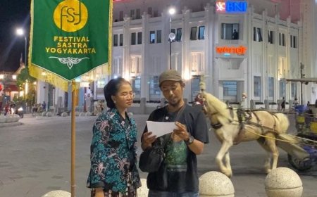 Warga dan Wisatawan Baca Puisi di Tengah Hiruk-Pikuk Malioboro