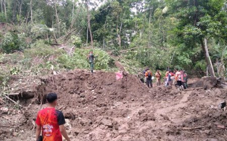 Ibu dan Anak Korban Tanah Longsor di Kebumen Ditemukan Berpelukan