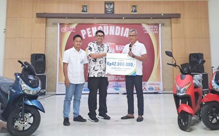 Penyerahan Simbolis Santunan Jaminan Kematian di Acara “YBKS: Yuk Belanja ke Toko SRC”