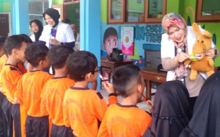 PDGI Bantul Baksos di SDN 2 Wijirejo, Siswa Belajar Cara Sikat Gigi yang Benar