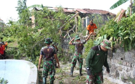 Fasilitas Umum Terdampak Angin Kencang di Kalikotes Klaten Dibersihkan