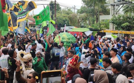 Aksi Teaterikal Pendukung Yophi-Lukman Tolak Politik Uang