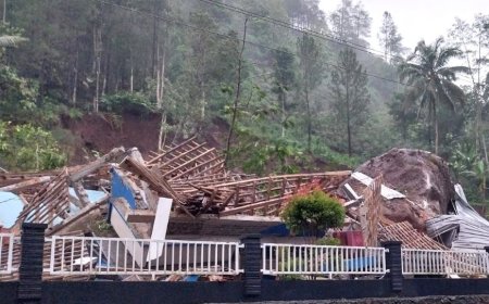 Satu Rumah di Bruno Purworejo Tertimpa Batu Raksasa, Empat Meninggal