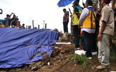 Nana Sudjana Menyerahkan Bantuan Korban Banjir Kebumen