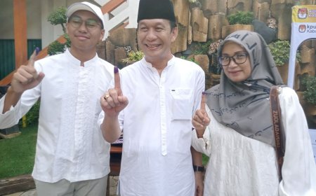 Santai dan Bersarung, Cabup Purworejo Yophi Prabowo Gunakan Hak Pilihnya