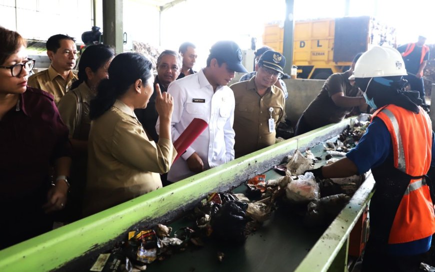 Menteri Lingkungan Hidup Meninjau TPST di Minggir Sleman