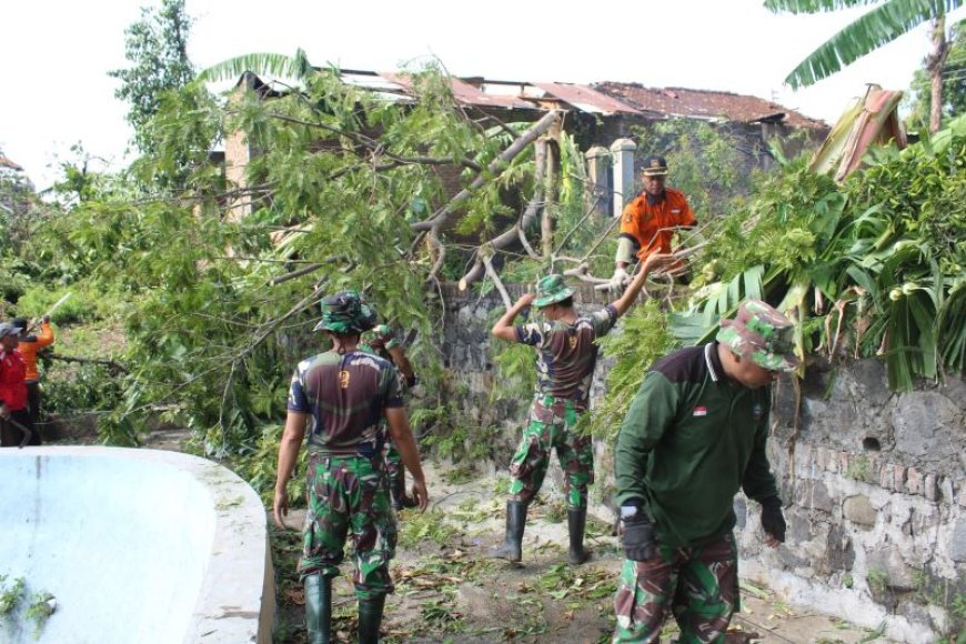 Fasilitas Umum Terdampak Angin Kencang di Kalikotes Klaten Dibersihkan