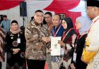 Warga Lebih Aman Dari Mafia, Wamen Ossy Serahkan 1.571 Sertipikat Elektronik di Batang