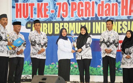 Peringati HUT ke-79 PGRI dan HGN, Pemkab Sleman Serahkan Apresiasi kepada Guru