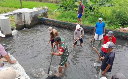 Danramil Wonosari Bersama Petani Membersihkan Saluran Irigasi di Desa Sekaran