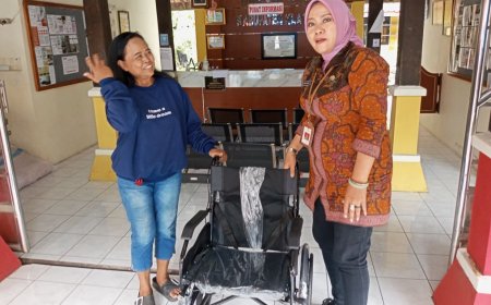 Kemensos Menyerahkan Bantuan 29 Unit Kursi Roda di Klaten