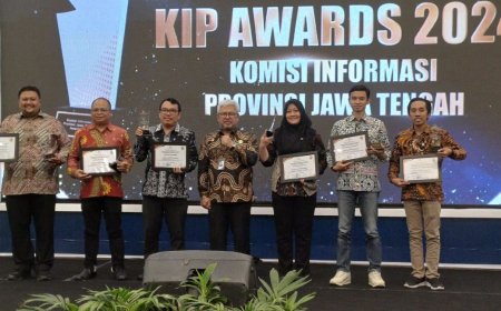KPU Kebumen Menerima Penghargaan sebagai Badan Publik Informatif