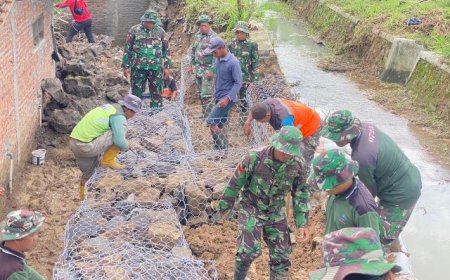 Kodim 0723/Klaten bersama Warga Memperbaiki Tanggul Jebol