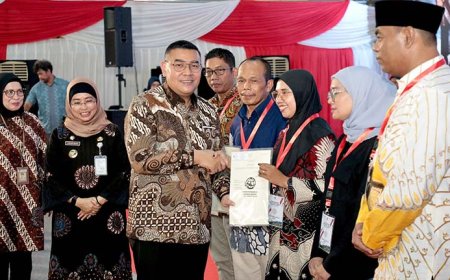 Warga Lebih Aman Dari Mafia, Wamen Ossy Serahkan 1.571 Sertipikat Elektronik di Batang