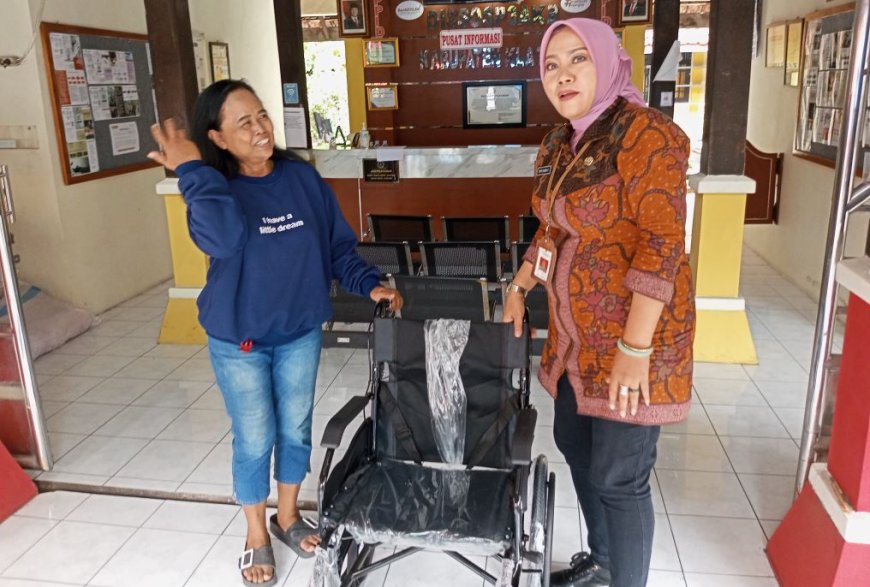 Kemensos Menyerahkan Bantuan 29 Unit Kursi Roda di Klaten