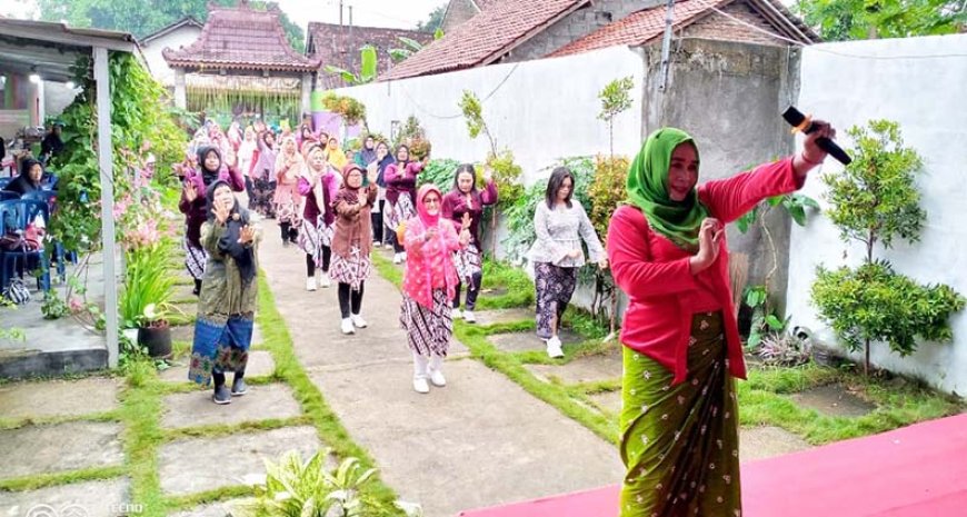 Berkebaya, Puluhan Ibu Warga Karanglo Sambut Hari Ibu