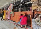 Senyum Anissa Pedagang Batik di Teras Malioboro Ketandan