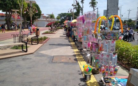 Pedagang Kaki Lima Memanfaatkan Keramaian untuk Mencari Rezeki