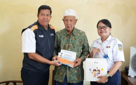 Berusia 99 Tahun, Pelanggan KA Tertua Peroleh Hadiah Kejutan dari Daop 5 Purwokerto