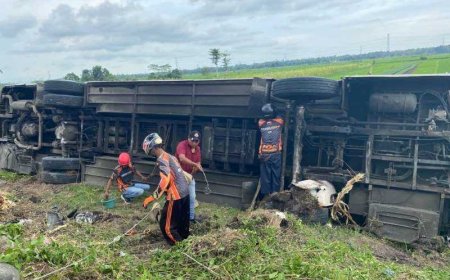Bus Terguling di Tayuban Kulonprogo Enam Orang Terluka