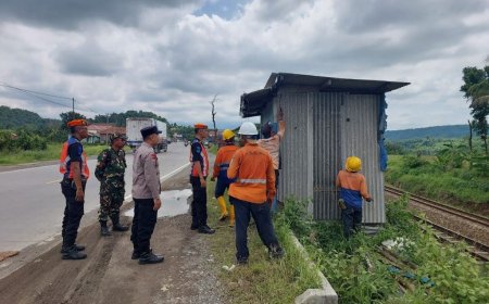 KAI Daop 5 Purwokerto Bongkar Sejumlah Bangunan Liar