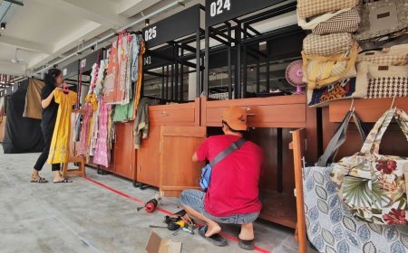 Senyum Anissa Pedagang Batik di Teras Malioboro Ketandan