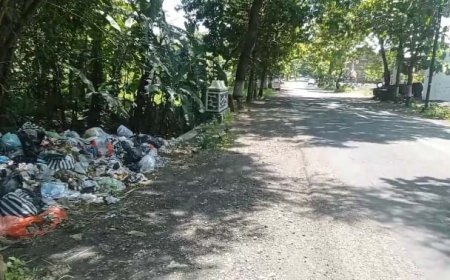 Spanduk Larangan Tak Mempan, Sampah Tetap Menumpuk di Dekat Ponpes Berjan