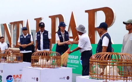 Menpar Widiyanti Putri Meluncurkan Gerakan Wisata Bersih di Parangtritis
