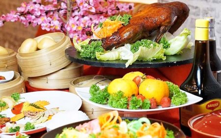Makan Malam Spesial di Area Perdagangan Kota Lama Surabaya, Bonusnya Lihat Barongsai dan Pohon Angpao