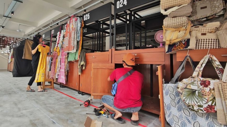 Senyum Anissa Pedagang Batik di Teras Malioboro Ketandan