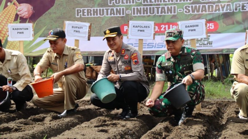 Polres Purworejo Tanam Jagung di Lahan Tumpang Sari