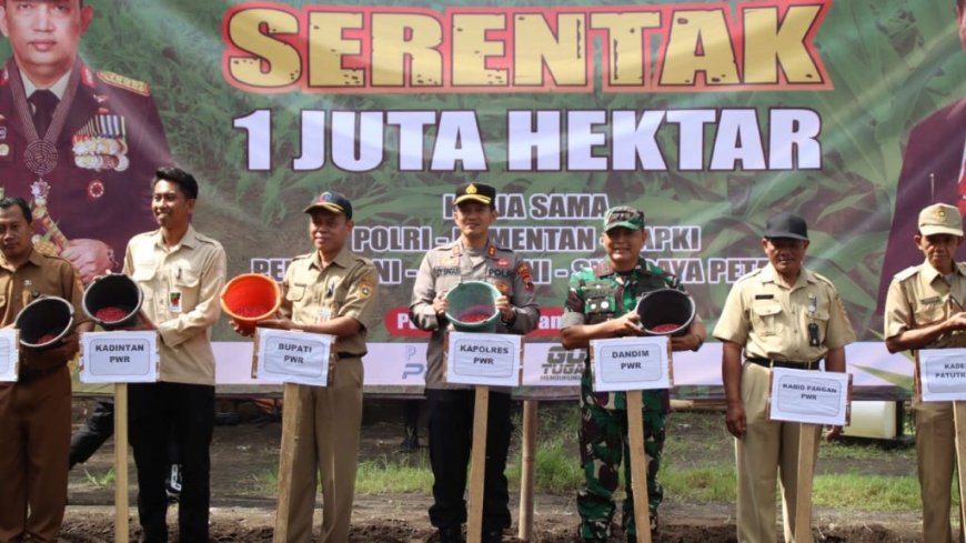 Polres Purworejo Tanam Jagung di Lahan Tumpang Sari