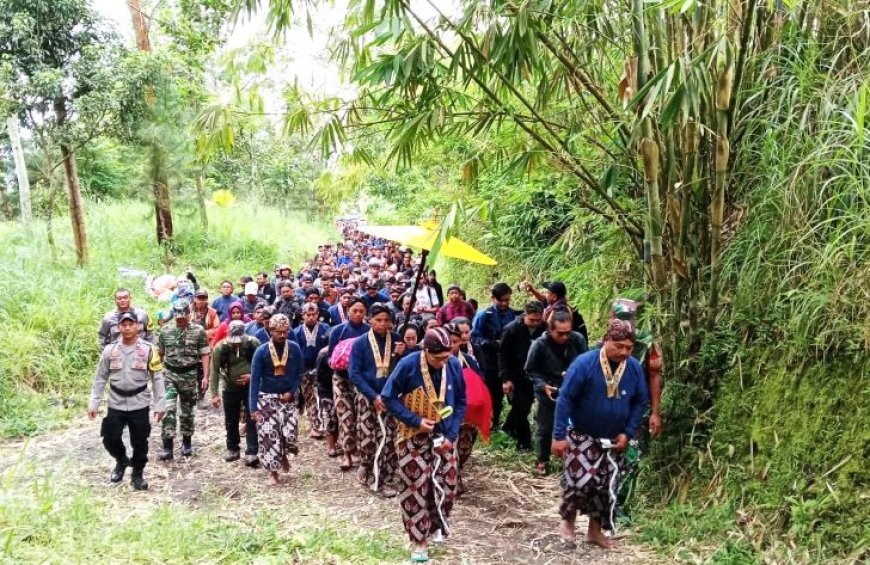 Iring-iringan Labuhan Merapi Hampir Setengah Kilometer