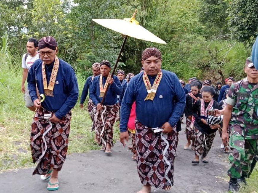 Iring-iringan Labuhan Merapi Hampir Setengah Kilometer