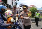 Polres Kebumen Berbagi Sembako Ke Pengendara yang Disiplin