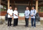 Rektor UMBY Menyerahkan Bantuan di Lokasi KKN Dlingo Bantul