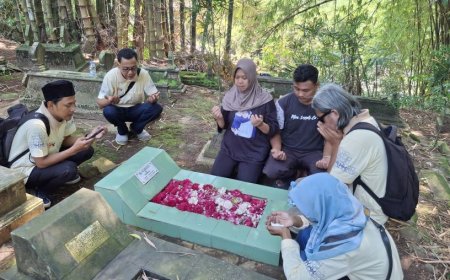 Ziarah Makam Tujuh Wartawan Senior Sambut HPN 2025 Purworejo