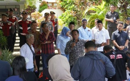 PKL Demo di DPRD Kulonprogo Minta Alun-alun Wates Ditata