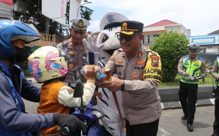 Polres Kebumen Berbagi Sembako Ke Pengendara yang Disiplin