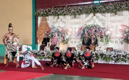 Pelajar SMAN 11 Purworejo Praktik Upacara Adat "Panggih Manten"