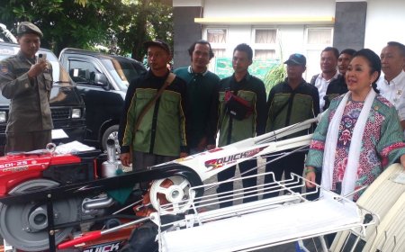 Titiek Soeharto ke Bantul Bawa Bantuan 13 Traktor