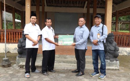 Rektor UMBY Menyerahkan Bantuan di Lokasi KKN Dlingo Bantul
