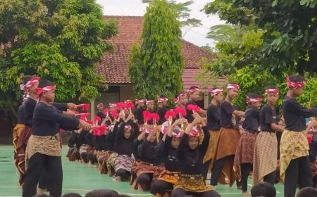 Pelajar SMP Negeri 1 Petanahan Kebumen Tampilkan Tari Santren Kolosal