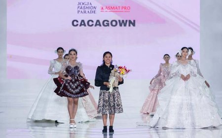 Caca Candrika,Desainer Magelang yang Memukau Jogja Fashion Parade 2025 dengan Gaun Daur Ulang