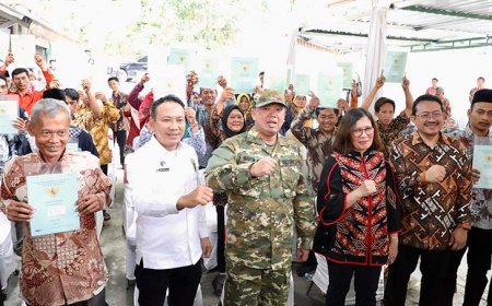 Pesan Bernada Peringatan, Nusron Serahkan 965 Sertipikat Konsolidasi Tanah di Jawa Tengah