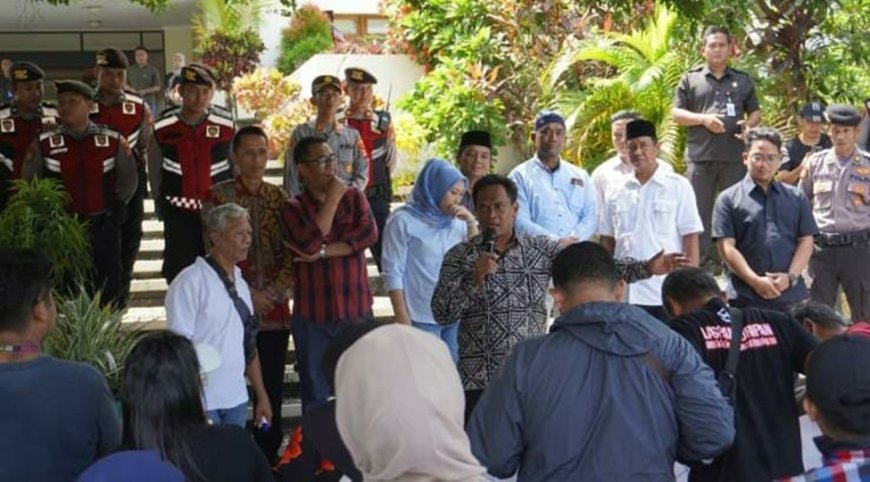 PKL Demo di DPRD Kulonprogo Minta Alun-alun Wates Ditata