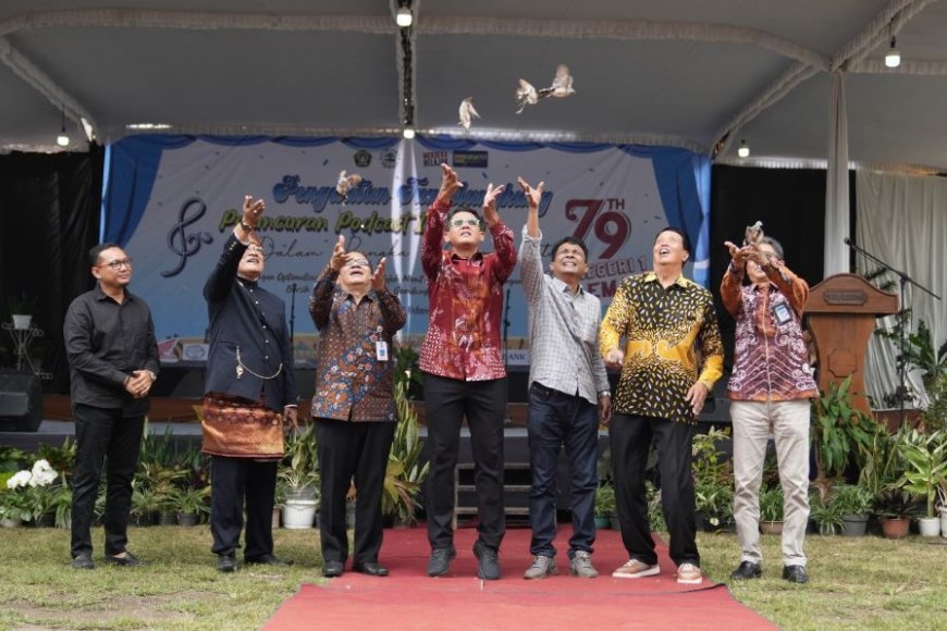Guru dan Siswa SMPN 1 Sleman Meluncurkan Podcast Infinity