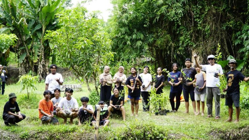 Komunitas Sahabat Pohon Menanam Cinta Sekaligus Merawat Bumi