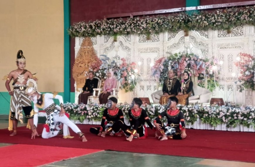 Pelajar SMAN 11 Purworejo Praktik Upacara Adat "Panggih Manten"