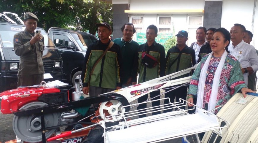 Titiek Soeharto ke Bantul Bawa Bantuan 13 Traktor